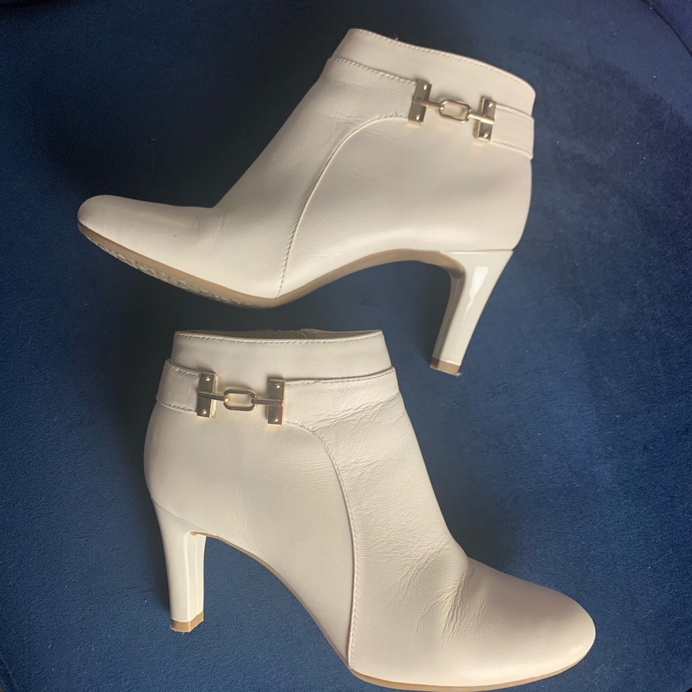 Bandolino Women’s Cream Leather Booties Size 8M